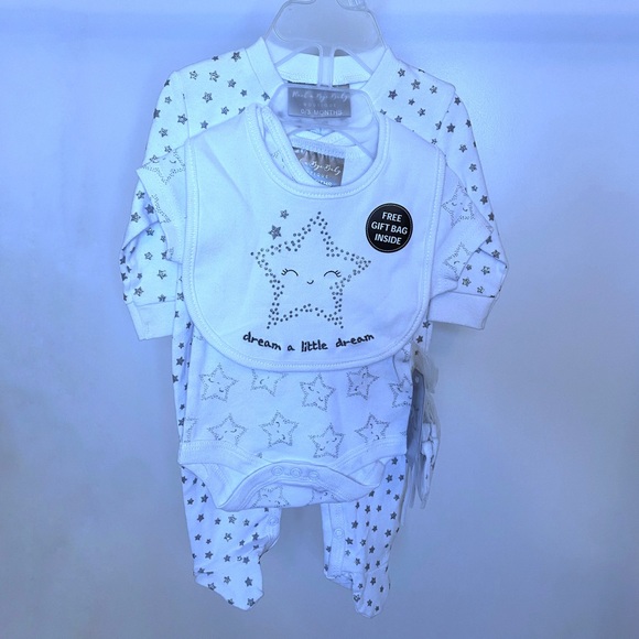 set that includes a footie, a bodysuit, a bib, a beanie and mittens - Picture 3 of 8